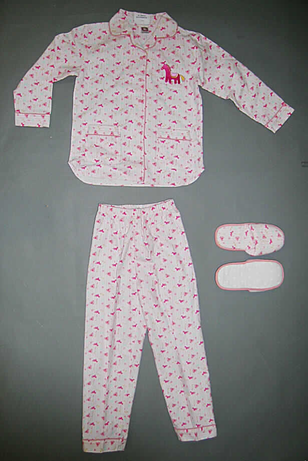 Zusammenstellung, bestehend aus einem Schlafanzug für Mädchen und Pantoffeln, sog. 
Flanell-Pyjama für Mädchen und Pantoffeln, Style: 79830-412-21, Größe 128, siehe Foto,
- gemeinsam für den Einzelverkauf aufgemacht,
- getrennte Einreihung, da die Waren nicht der Befriedigung eines speziellen Bedarfs oder
  der Ausübung einer bestimmten Tätigkeit dienen und somit keine Warenzusammenstellung 
  im Sinne der AV 3b) darstellen,
- Schlafanzug: 
-- nach Schnitt (weit geschnitten), Material und Farbe (rosa mit kleingemustertem
   Alloverdruck) erkennbar dazu bestimmt, ausschließlich oder im Wesentlichen als Nacht-
   kleidung im Bett getragen zu werden,
-- aus 0,7 mm dicken, bedruckten, leicht gerauten Geweben aus lt. Antrag 100 % Baumwolle,
-- Oberteil: 
--- über die Taille reichend (Rückenlänge: 52 cm),
--- mit Reverskragen, 
--- vorn mit einer durchgehenden Öffnung mit Knopfverschluss von rechts über links 
    (Mädchenkleidung),
--- mit langen Ärmeln, mit geraden Blenden,
--- mit zwei aufgesetzten, offenen Taschen unterhalb der Taille,
--- in Brusthöhe mit einer aufgestickten Verzierung,
--- an verschiedenen Stellen mit kontrastfarbenen Paspeln ausgestattet,
--- am unteren Rand durch Umschlagen und Festnähen gesäumt,
-- lange Hose: 
--- in der Taille abschließend, mit einem elastischen Bund,
--- ohne Öffnung und ohne Verschluss,
--- mit knöchellangen Hosenbeinen, mit angesetzten Blenden und kontrastfarbenen Paspeln.