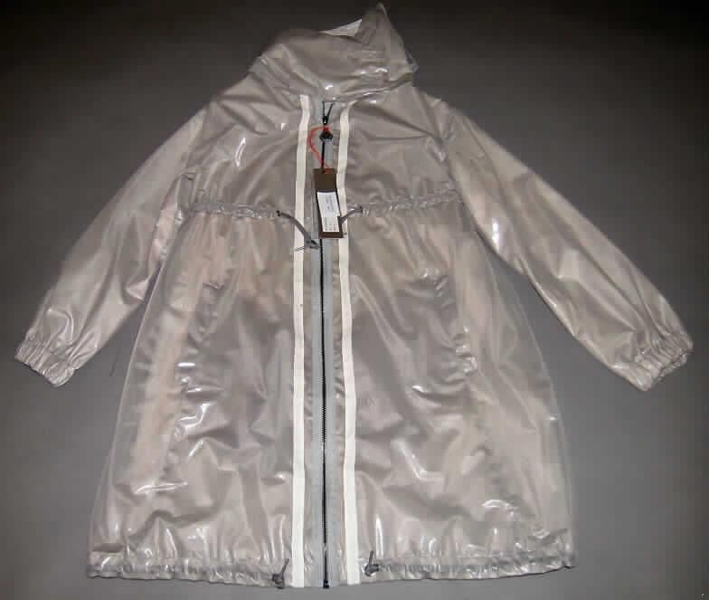 Mantel für Frauen, sog. Laminated Gathered Raincoat, Artikel 842032, Größe S, siehe Foto,
- laut Untersuchungsergebnis aus 0,2 mm dicken, gefärbten Kettengewirken aus 
  Chemiefasern; die Gewirke sind auf der Innenseite mit einer Lage aus Kunststoff
  überzogen (kein Zellkunststoff); das Überziehen mit Kunststoff ist mit bloßem Auge
  jedoch nicht wahrnehmbar (somit keine Meterware der Position 5903 und damit kein
  Kleidungsstück der Position 6113),
- über die Mitte des Oberschenkels reichend (Rückenlänge: 87 cm),
- mit einer Kapuze mit Tunnelzug,
- mit einem Stehkragen; vorn mit einer Überlappung mit Klettverschluss von rechts
  über links (Frauenkleidung), 
- gefüttert,
- vorn mit einer durchgehenden Öffnung mit Reißverschluss,
- mit langen Ärmeln; an den Ärmelenden elastisch verengt,
- mit zwei eingesetzten Taschen unterhalb der Taille,
- in Brusthöhe und am unteren Rand mit einem Tunnelzug,
- wird über jeder anderen Kleidung getragen und bietet Schutz gegen das Wetter,
- erfüllt aufgrund der Länge die Voraussetzungen zur Einreihung als Mantel.
