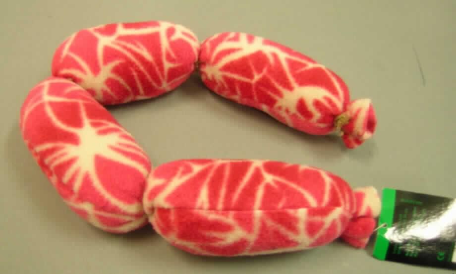 Hundespielzeug (andere konfektionierte Spinnstoffware), sog. Hundespielzeug "Wurst"
aus Plüsch (Art. 10117231), siehe Foto,
- in Form eines ca. 55 cm langen "Wurststrangs" aus 4 "Würsten",
- aus einem 2,5 mm dicken, bedruckten Plüschgewirke, dass an einer Längsseite
  zusammengenäht ist (somit konfektioniert),
- mit Wattierungsstoff gefüllt, 
- durch Kordeln in gleich große "Würste" "abgebunden",
- ist laut Antrag als Spielzeug für Tiere und nicht zur Unterhaltung für Menschen bestimmt
  (daher keine Ware der Position 9503).