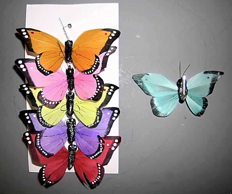 Ware aus Federn (lt. Antrag: "6er Set Dekoschmetterlinge", siehe Foto) in Form einer 
stilisierten Schmetterlingsnachbildung:
- aus einem bemalten Körper aus Styropor (Kunststoff) und Fühlern aus Kunststoff,
- mit Flügeln aus gefärbten und bedruckten Vogelfedern,
- zur Befestigung mit einem einfachen Metallclip versehen,
- im Hinblick auf den Umfang und das Erscheinungsbild (Zierwirkung) bestimmen die 
  Federteile den Charakter der Ware