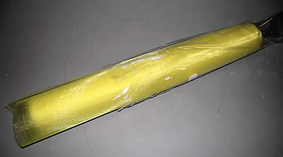 Gewebe (lt. Antrag: "Organzastoff, siehe Foto")
- mit den Abmessungen (flachliegend) von 35,5 cm x 380 cm,
- in rechteckiger Form zugeschnitten (nicht konfektioniert),
- aus ungezwirnten, nicht hochfesten Garnen aus synthetischen Filamenten (100 GHT Polyamid),
- in Leinwandbindung,
- gefärbt