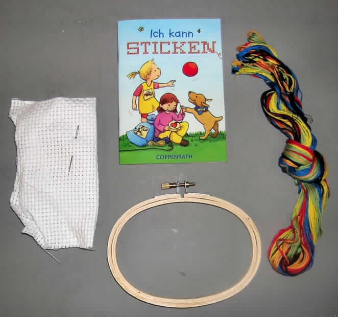 Warenzusammenstellung zur Herstellung von Handarbeiten (Stickbild), bestehend aus einem
Grundgewebe, verschiedenfarbigen Garnabschnitten aus Spinnstoffen und Zubehör (einer
Sticknadel, einem Stickrahmen aus Holz und einer kleinen Broschüre mit Stich- und Stickanleitung), sog. Verlagserzeugnis " Ich kann sticken"; siehe Abbildung;
- in einer bunt bedruckten Metalldose mit aufgeklebter, auf Papier gedruckter Produkt- 
  information verpackt, in durchsichtiger Kunststofffolie eingeschweißt, für den 
  Einzelverkauf aufgemacht,
- Grundgewebe: in den Abmessungen: 16 cm X 14 cm,
-- aus einem sog. Aida-Gewebe, das mit den Garnabschnitten bestickt werden soll; aus 
   laut ergänzenden Antragsangaben 100 % Baumwolle; gebleicht,
-  Garnabschnitte: 
-- auf etwa 150 cm Länge geschnitten; aus laut ergänzenden Antragsangaben
   100 % Baumwolle; in verschiedenen Farben,
-  Zubehör:
-- eine Sticknadel aus unedlem Metall,
-- ein ovaler Stickrahmen aus Holz; in den Abmessungen: 14 cm x 10 cm, 
-- eine Broschüre aus Papier, mit gedruckten und bebilderten Stickanleitungen, 
   Stickvorlagen und Abbildungen von Stickstichen; in den Abmessungen 10 cm x 14 cm,
- nach dem Wert herrscht das gebleichte Aida-Gewebe geringfügig vor, nach dem Umfang 
  sind die gefärbten Stickgarne entscheidend; die Warenzusammenstellung ist damit dem 
  von den in Betracht kommenden Taric-Codes ( 6308 0000 11 bzw. 6308 0000 19) in der
  Nomenklatur zuletzt genannten zuzuweisen.