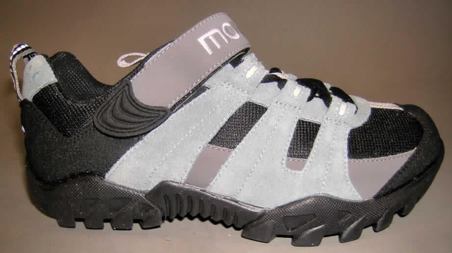 Sportschuhe, sog. Radsportschuhe; lt. Antrag: Fahrradschuhe; Modell AB-212, siehe Abbildung,
- mit Laufsohlen aus Kautschuk (lt. Antrag),
- mit Oberteil aus Leder (den größten Teil der Außenfläche bildend), Kunststoff  (Spinnstoff 
  mit einer mit bloßem Auge wahrnehmbaren Außenschicht aus Kunststoff) und Spinnstoff,
- mit Verstärkungsteilen aus Spinnstoff, 
- mit einem Schnürsenkelverschluss und einem Klettverschlussband,
- zur Verwendung als Radsportschuh vorgesehen aufgrund
-- der steifen, nicht biegsamen Laufsohle,
-- der in der Laufsohle eingelassenen Vorrichtung (Metallfassungen mit Gewinde) zum 
   Anschrauben einer Schuhplatte (Pedalhaken) und zum Festklemmen des Schuhs 
   an das Fahrradpedal