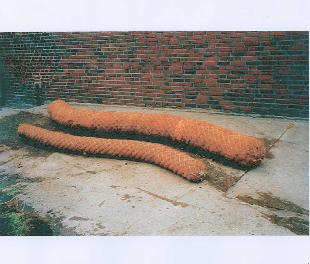 Andere konfektionierte Ware, sog. Kokoswalze
- in Form einer etwa 300 cm langen Rolle, mit einem Durchmesser von 20 cm, 30 cm oder 40 cm,
- laut Untersuchungsergebnis aus einem Bündel von losen Kokosfasern (Kapitel 53), das mit
  einem grobmaschigen, schlauchförmigen Kettengewirke aus Chemiefasern umgeben ist; das 
  Gewirke ist an den Enden abgebunden (somit konfektioniert),
- dient laut Antragsangaben an stark erosionsgefährdeten Bereichen dem temporären
  Uferschutz bis die Ufergehölze diese Funktion übernehmen können, 
- insbesondere im Hinblick auf den Umfang und die Bedeutung in Bezug auf die Verwendung 
  bestimmen die Kokosfasern den Charakter der Ware.