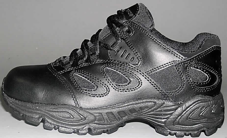 Trainingsschuhähnlicher Schuh (lt. Antrag: "Converse C 816"), siehe Foto
- mit Laufsohlen (lt. Antrag) aus Kautschuk; nicht mit einer Hauptsohle aus Holz, 
- mit Oberteil (geschlossenes Blatt) aus Leder (den größten Teil der Außenfläche bildend),
  Kunststoff (Spinnstoff mit einer mit dem bloßen Auge wahrnehmbaren Außenschicht 
  aus Kunststoff) und Spinnstoff, 
- mit Schnürsenkelverschluss (5 Ösenpaare), 
- nicht mit Dornen, Krampen, Klammern, Stollen oder ähnlichen Vorrichtungen versehen oder 
  für deren Anbringung hergerichtet (keine Sportschuhe), 
- ohne Metallschutz in der Vorderkappe, 
- nicht den Knöchel bedeckend, 
- mit einer Länge der Innensohle von genau 24 cm, 
- nicht als Männer- oder Frauenschuhe erkennbar, 
- nach Spezialtechniken hergestellt, mit einem cif-Preis je Paar (lt. ergänzenden 
  Antragsangaben) von mehr als 7,50 Euro, mit mehrlagiger, geformter, stoßdämpfende 
  Eigenschaften aufweisender Sohle aus synthetischen Stoffen