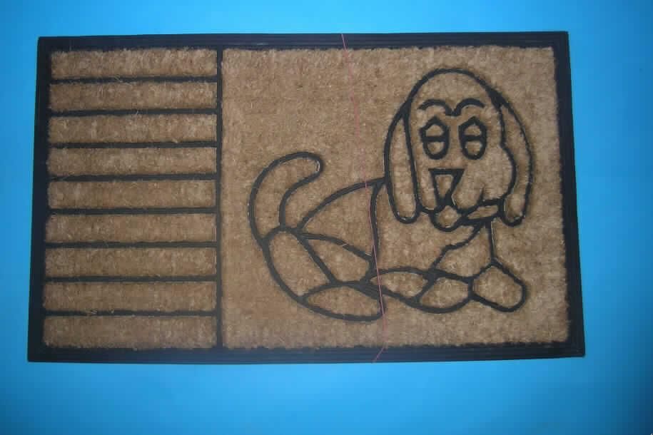 Fußbodenbelag, sog. Coco Rubber Matte, siehe Foto, 
- bestehend aus einem die Schauseite bildenden laut Untersuchungsergebnis weder 
  getufteten noch beflockten, gewebten Spinnstofferzeugnis aus Kokosfasern, das die 
  Abtretfläche bildet und auf einer Unterlage aus Kautschuk aufgeklebt ist (damit kon-
  fektioniert); die Kautschukunterlage ragt seitlich über die die Abtretfläche hinaus und 
  bildet einen ca. 3 cm breiten Rand,
- rechteckig, laut Antrag: ca. 75 x 45 cm,
- die Kokosfasern wurden Muster bildend entfernt, dadurch ergeben sich zwei Motive 
  (Hund- und Streifenmotiv),
- insbesondere im Hinblick auf die Verwendung bestimmt der Spinnstoff den Charakter 
  der Ware; der mengenmäßig überwiegende Kautschuk tritt demgegenüber zurück,
- weist durch seine Festigkeit, Dicke und Widerstandsfähigkeit die charakteristischen 
  Merkmale eines Fußbodenbelages auf, 
- kein handgewebter Teppisch in der Art eines Kelims, Sumaks oder Karamanies.