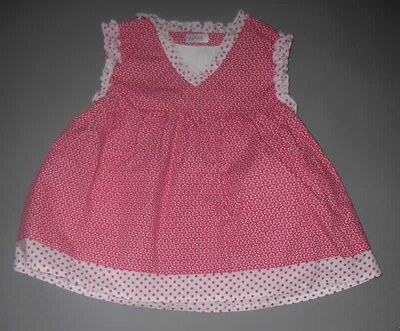 Zweiteilige Zusammenstellung aus einem Kleid und einer kurzen Hose, Artikel 74998,
Größe 92, siehe Fotos,
- gemeinsam in Aufmachung für den Einzelverkauf,
- keine Kombination, da das Kleid nicht nur dem Bedecken des Oberkörpers dient,
- Kleid:
-- aus verschiedenen, 0,3 mm dicken, bunt bedruckten Geweben aus laut Antrag
   100% Baumwolle; nicht nach dem Batik-Verfahren handbedruckt,
-- weit über den Schritt reichend (Rückenlänge: 43 cm); kann aufgrund der Länge
   ohne ein weiteres, den Unterkörper bedeckendes Kleidungsstück getragen werden,
-- ärmellos,
-- im Rückenteil mit einer Öffnung mit Druckknopfverschluss,
-- unterhalb der Brust gerafft und nach unten ausgestellt,
-- am unteren Rand gesäumt.