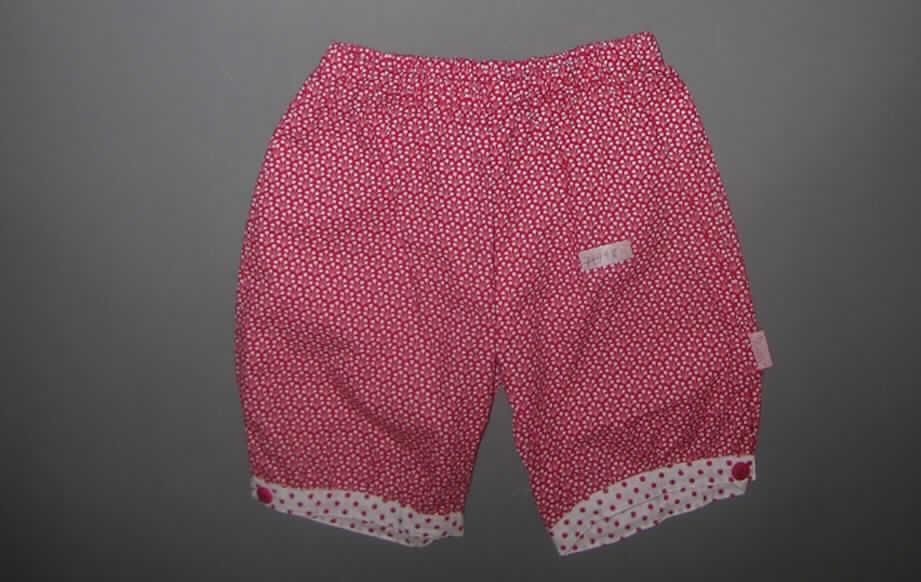Zweiteilige Zusammenstellung aus einem Kleid und einer kurzen Hose, Artikel 74998,
Größe 92, siehe Fotos,
- gemeinsam in Aufmachung für den Einzelverkauf,
- keine Kombination, da das Kleid nicht nur dem Bedecken des Oberkörpers dient,
- kurze Hose:
-- aus verschiedenen, 0,3 mm dicken, bunt bedruckten Geweben aus laut Antrag
   100% Baumwolle; nicht nach dem Batik-Verfahren handbedruckt,
-- in der Taille abschließend; mit einem 1,5 cm breiten, elastischen Taillenbund,
-- vorn ohne Öffnung und ohne Verschluss,
-- ohne Merkmale, die auf einen bestimmten Trägerkreis hinweisen (unisex),
-- mit kurzen Hosenbeinen, die nicht die Knie bedecken (Seitenlänge: 30 cm),
-- an den kontrastfarbenen Beinabschlüssen gesäumt; mit 6 cm hoch reichenden
   Seitenschlitzen mit Knopfverschluss.