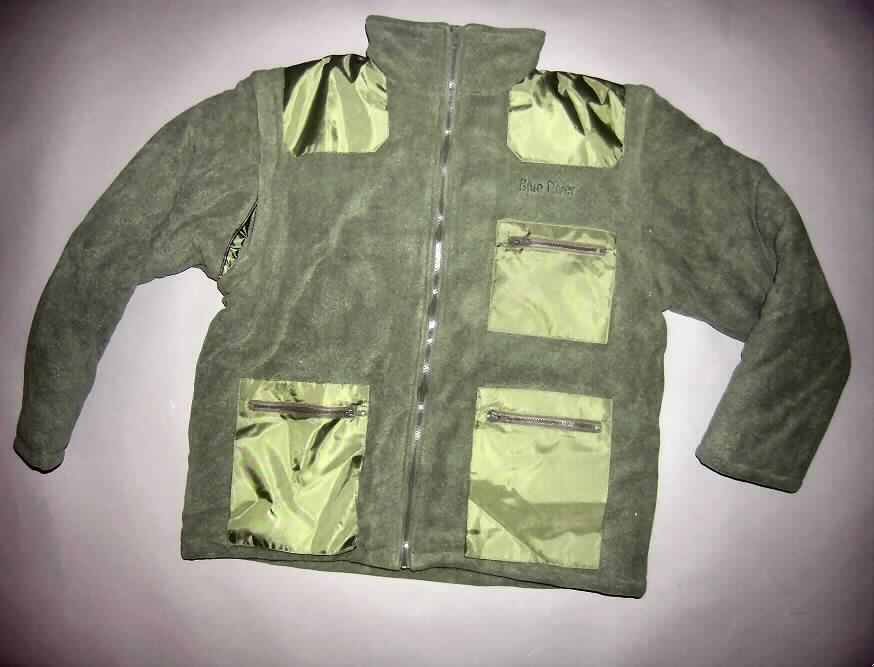 Kurzmantel, sog. Winter Fleece Jacke für Männer, Artikel 117763, Größe L, siehe Foto,
- aus 2,2 mm dicken, einfarbigen Plüschgewirken; mit einem aufgesetztem Schultersattel,
  einer aufgesetzten Brusttasche und zwei aufgesetzten Taschen unterhalb der Taille aus
  einfarbigen Geweben,
- alle Flächenerzeugnisse bestehen laut Antrag aus 100% synthetischen Chemiefasern,
- mit einem Stehkragen,
- über den Schritt, jedoch nicht über den halben Oberschenkel reichend (Rückenlänge:
  75 cm),
- vorn mit einer durchgehenden Öffnung mit Reißverschluss,
- ohne Merkmale, die auf einen bestimmten Trägerkreis hinweisen (unisex),
- mit langen, abnehmbaren Ärmeln,
- am unteren Rand gesäumt,
- wird über jeder anderen Kleidung getragen und bietet einen bedingten Schutz gegen das 
  Wetter,
- erfüllt aufgrund der Länge in Verbindung mit dem Material die Voraussetzungen zur
  Einreihung als Kurzmantel (somit liegt weder ein windjackenähnliches Kleidungsstück
  noch eine Jacke vor),
- nach dem Umfang bestimmen die Plüschgewirke den Charakter der Ware.