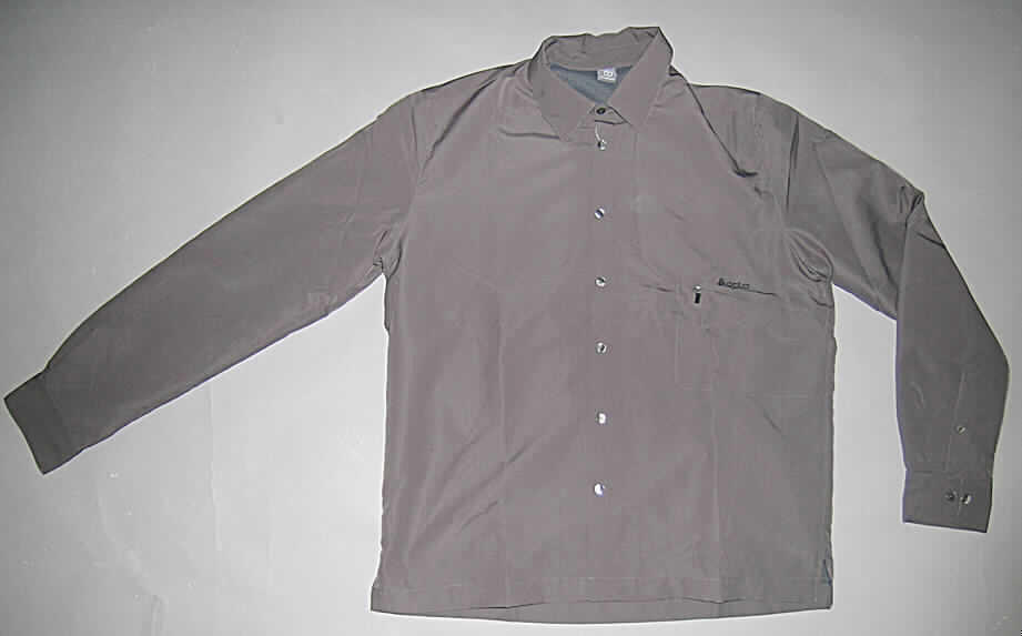 Jacke für Männer, sog. Shirt I/s EDGE II TITLIS, Art. 502022, Größe L, siehe Foto,
- aus 0,3 mm dicken, einfarbigen Geweben aus lt. Etikett 100 % Polyester (synthetische
  Chemiefasern),
- leicht gefüttert, somit kein Hemd der Position 6205,
- über die Taille reichend (Rückenlänge: 73 cm),
- mit einem Umlegekragen, 
- mit einem bis an den Kragen reichenden Knopfverschluss von links über rechts 
  (Männerkleidung),
- mit schmalen, langen Ärmeln, die seitlich mit 3 Knöpfen geöffnet werden können,
- mit einer eingesetzten Brusttasche mit Reißverschluss,
- mit einem Rückenkoller,
- am unteren Rand durch Umschlagen und Festnähen gesäumt, mit 6 cm hoch reichenden
  Seitenschlitzen,
- wird aufgrund des Materials, der Ausstattung und des körpernahen Schnitts üblicherweise 
  nicht als äußerstes Kleidungsstück über jeder anderen Kleidung und zum Schutz gegen 
  das Wetter getragen (somit kein Kleidungsstück der Position 6201).