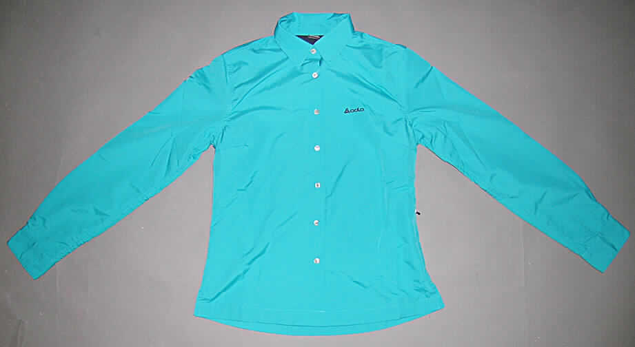 Jacke für Frauen, sog. Shirt I/s EDGE II TITLIS, Art. 502021, Größe S, siehe Foto,
- aus 0,3 mm dicken, einfarbigen Geweben aus lt. Etikett 100 % Polyester (synthetische
  Chemiefasern),
- leicht gefüttert,somit u.a. keine Hemdbluse der Position 6206,
- über die Taille reichend (Rückenlänge: 66 cm),
- mit einem Umlegekragen, 
- mit einem bis an den Kragen reichenden Knopfverschluss von rechts über links 
  (Frauenkleidung),
- mit schmalen, langen Ärmeln, die seitlich mit 3 Knöpfen geöffnet werden können,
- mit zwei eingesetzten Taschen mit Reißverschlüssen unterhalb der Taille, 
- mit einem Rückenkoller,
- mit Brustabnähern körpernah gearbeitet,
- am unteren Rand durch Umschlagen und Festnähen gesäumt, mit 6 cm hoch reichenden
  Seitenschlitzen,
- wird aufgrund des Materials und des körpernahen Schnitts üblicherweise nicht als 
  äußerstes Kleidungsstück über jeder anderen Kleidung und zum Schutz gegen das 
  Wetter getragen (somit kein Kleidungsstück der Position 6202).