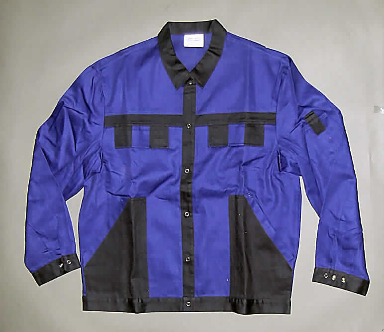 Jacke (Arbeitsjacke) für Männer, Größe 52 (lt. handschriftlicher Etikettaufschrift), siehe beigefügtes Foto,
- aus verschiedenen, einfarbigen (blau, schwarz), 0,6 mm dicken, köperbindigen Geweben aus 
  lt. Antrag 100% Baumwolle,
- mit Umlegekragen,
- hinten mit zwei längs verlaufenden, abgenähten Falten,
- vorn mit einer durchgehenden Öffnung mit Druckknopfverschluss von links über rechts (Männerkleidung),
- bis zum Schritt reichend (Rückenlänge 75 cm), 
- mit langen Ärmeln; mit manschettenartigen Abschlüssen mit Druckknopfverschluss,
- ungefüttert,
- mit zwei eingesetzten Brusttaschen aus dem gleichen Gewebe wie die Jacke; mit Patte mit punktuellem
  Klettverschluss,
- links mit einer aufgesetzten Ärmeltasche mit Klettverschlussriegel,
- unterhalb der Taille mit zwei aufgesetzten, offenen Eingrifftaschen aus dem gleichen Gewebe wie die 
  Jacke; somit u.a. kein Hemd der Position 6205,
- mit einem angesetzten, geraden Bund am unteren Rand, ohne Verengung, somit kein
  Blouson der Position 6201,
- aufgrund des strapazierfähigen Materials und des zweckbestimmten, einfachen Schnitts erkennbar dazu
  bestimmt, ausschließlich oder hauptsächlich zum Schutz der Person und/oder der Kleidung getragen zu
  werden.