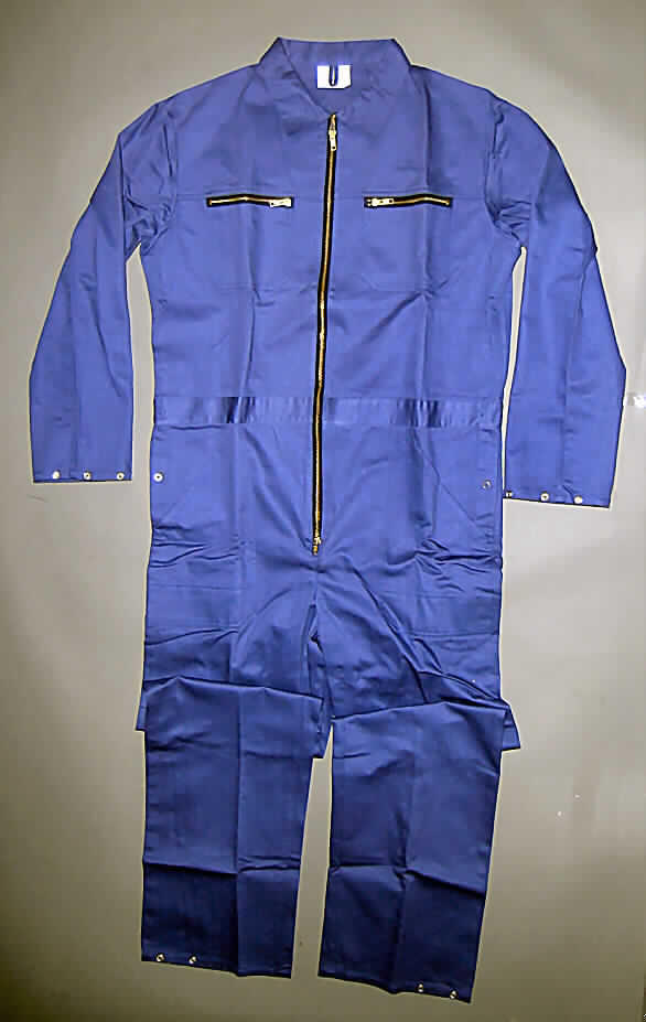 Andere Kleidung (Overall; Arbeitskleidung), Größe 50, siehe beigefügtes Foto,
- aus 0,6 mm dicken, festen, einfarbigen (blau) Geweben aus lt. Antrag 100% Baumwolle, 
- ungefüttert,
- einteilig; den ganzen Körper mit Ausnahme der Hände, der Füße und des Kopfes bedeckend,
- mit einem halsnahen Umlegekragen,
- mit langen, an den Enden mit Druckknöpfen zu verengenden Ärmeln, 
- vorn mit einer bis zum Schritt reichenden Öffnung mit 2-Wege-Reißverschluss; ohne Merkmale, 
  die auf einen bestimmten Trägerkreis (Männer oder Frauen) hinweisen (unisex),
- innen in Taillenhöhe mit Gummizug zu verengen,
- unterhalb der Taille an den Seitennähten mit 17 cm langen Öffnungen, sog. Taschendurchgriffe,
  mit Druckknopfverschluss,
- mit zwei aufgesetzten Brusttaschen mit Reißverschluss, 
- mit zwei aufgesetzten Gesäßtaschen,
- vorn mit zwei aufgesetzten, offenen Taschen mit schrägem Eingriff,
- rechts mit einer aufgesetzten Zollstocktasche,
- an den Beinabschlüssen durch Umschlagen und Festnähen gesäumt und mit Druckknöpfen zu verengen,
- aufgrund des zweckbestimmten Zuschnitts, der Ausstattung und des Materials erkennbar dazu bestimmt,
  ausschließlich oder hauptsächlich zum Schutz der Person und/oder der Kleidung getragen zu werden.