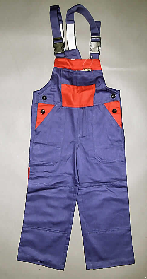 Latzhose für Knaben, sog. Kinderlatzhose, Größe 104 (lt. handschriftlicher Etikettaufschrift), 
siehe beigefügtes Foto,
- aus verschiedenen, einfarbigen (blau, rot), 0,6 mm dicken, Geweben aus lt. Antrag 100% Baumwolle,
- mit einem Vorder- und Rückenlatz, mit teilweise elastischen, verstellbaren Trägern, 
  mit Verschlussschnallen aus Kunststoff,
- seitlich in Höhe der Taille mit jeweils einer Öffnung mit Knopfverschluss und einer Öffnung 
  im Hosenteil mit Reißverschluss; verdeckt von einer Patte von links über rechts (Knabenkleidung),
- innen in Taillenhöhe mit einem Gummizug zu verengen,
- auf dem Vorderlatz mit zwei aufeinander aufgesetzten Taschen; davon die untere mit Reißverschluss, 
- rechts mit einer aufgesetzten Gesäßtasche mit Patte und punktuellem Klettverschluss,
- vorn mit zwei aufgesetzten, offenen Taschen mit schrägem Eingriff,
- rechts mit einer aufgesetzten Zollstocktasche und einer weiteren, darauf aufgesetzten, offenen Tasche,
- mit knöchellangen Hosenbeinen; an den Abschlüssen durch Umschlagen und Festnähen gesäumt.