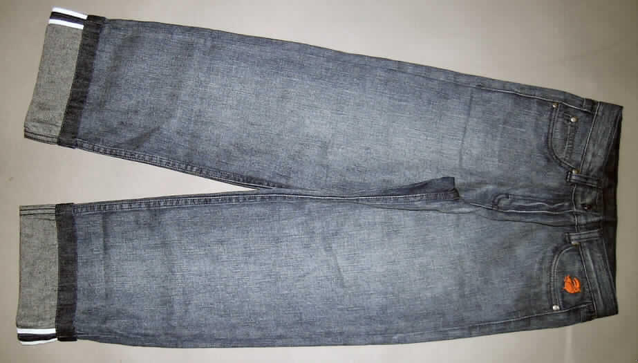 Lange Hose für Mädchen, sog. Krempeljeans Mädchen (Artikel Nr. 595-491), Größe 146, siehe Foto,
- aus 0,9 mm dicken, buntgewebten, köperbindigen Geweben (Denim) aus laut Antrag 100 % Baumwolle,
- in der Taille abschließend mit einem Taillenbund mit Gürtelschlaufen; im Taillenbund auf
  der Innenseite mit einem elastischen Tunnelzug,
- vorn mit einer Öffnung mit Reißverschluss und Patte von rechts über links
  (Mädchenkleidung), mit Knopfverschluss im Bund,
- nicht gefüttert,
- in der Art einer Five-Pocket-Jeans geschnitten; vorn mit zwei eingesetzten Taschen und
  einer aufgesetzten, kleinen Tasche, sowie mit zwei aufgesetzten Gesäßtaschen,
- links an der Tasche mit einer kleinen Motivstickerei,
- mit langen Hosenbeinen, an den Beinabschlüssen mit einem 8 cm breiten, fixierten,
  gesäumten Umschlag.