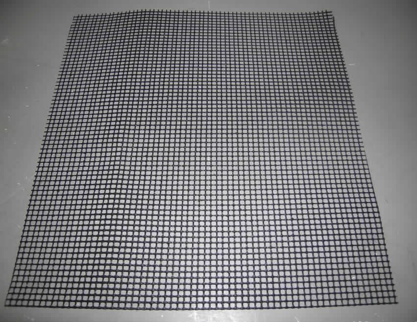 Grillgitter, Art. 7935500, siehe Photo,
- zusammengesetzte Ware, bestehend aus,
-- einem Glasfasergewebe aus gezwirnten Garnen, keine Rovings,
--- Drehergewebe, nicht in Leinwandbindung,
--- aus textilen Glasfilamenten,
--- mit Abmessungen von ca. 32 x 33 cm,
-- einer Beschichtung aus Polytetrafluorethylen (PTFE) lt. Antragsangaben,
--- Kunststoff im Sinne der Anmerkung 1 zu Kapitel 39,
--- soll ein Anhaften des Grillgutes am Gitter verhindern,
- nach dem Umfang und insbesondere im Hinblick auf die Verwendung (Hitzebeständigkeit) 
  bestimmen das Glasfasergewebe den Charakter der Ware, 
kein Handsieb im Sinne der Position 9604, da nicht dazu bestimmt in der Hand gehalten zu werden.