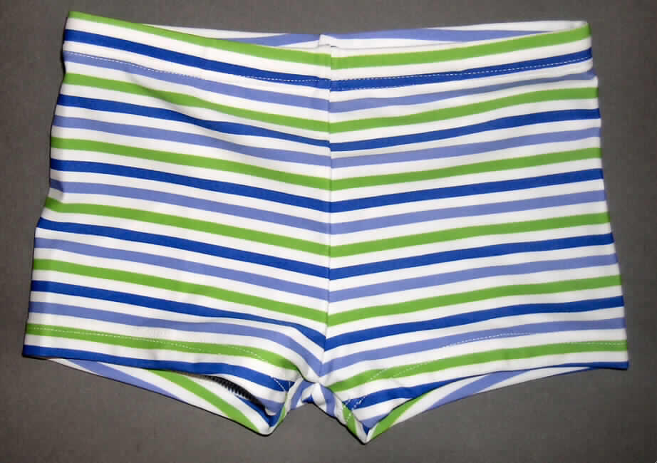 Badehose für Knaben, sog. Badeshorts gestreift (Artikel Nr. 595-330), Größe 92/98, siehe Foto,
- aus 0,7 mm dicken, buntbedruckten (gestreift) Gewirken aus laut Antrag 80 % Polyamid
  und 20 % Elasthan (Elastomergarn, beides synthetische Chemiefasern),
- ohne Kautschukfäden; die Elastizität ergibt sich durch die Verwendung von Elastomergarn (Elasthan),
- in der Taille abschließend, mit einem eingenähten, elastischen Band und einem Tunnelzug,
- ohne Öffnung,
- im vorderen Bereich mit einer für Badekleidung typischen Hygieneeinlage,
- aufgrund der Ausstattung erkennbar als Knabenkleidung,
- mit kurzen, gerade geschnittenen Hosenbeinen; an den Beinabschlüssen gesäumt,
  mit einem eingenähten, elastischen Band,
- das Kleidungsstück lässt nach Schnitt, Material und Ausstattung erkennen, dass es
  ausschließlich oder hauptsächlich dazu bestimmt ist, als Badekleidung getragen zu werden,
- stellt sich aufgrund der Größe 92/98 nicht als Kleidung für Kleinkinder dar, daher keine Ware der Position 6111.