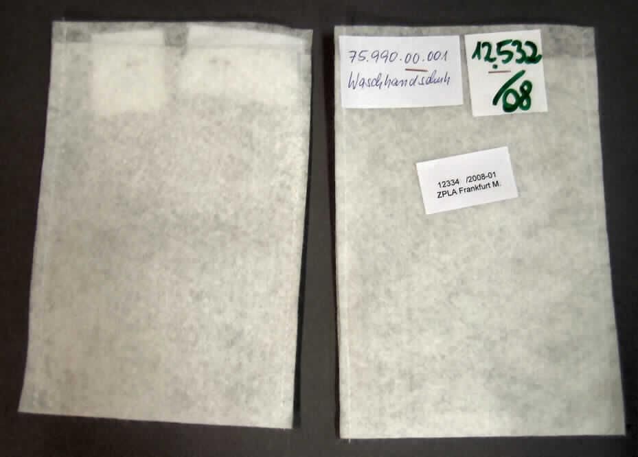 Wäsche zur Körperpflege, sog. Einmal-Waschhandschuh weiß, REF 75.990.00.001, siehe Foto,
- laut Untersuchungsergebnis aus einem 0,7 mm dicken, einfarbigen Vliesstoff der Position 5603 
  aus künstlichen und synthetischen Chemiefasern, der genadelt und mit Bindefasern verfestigt ist,
- in rechteckiger Form mit den Abmessungen: 15 cm x 23 cm,
- durch Zusammennähen zu einem Waschhandschuh konfektioniert,
- wird als Einmalwaschhandschuh zur Körperpflege (z. B. Patienten-Hygiene-Pflege) verwendet.
