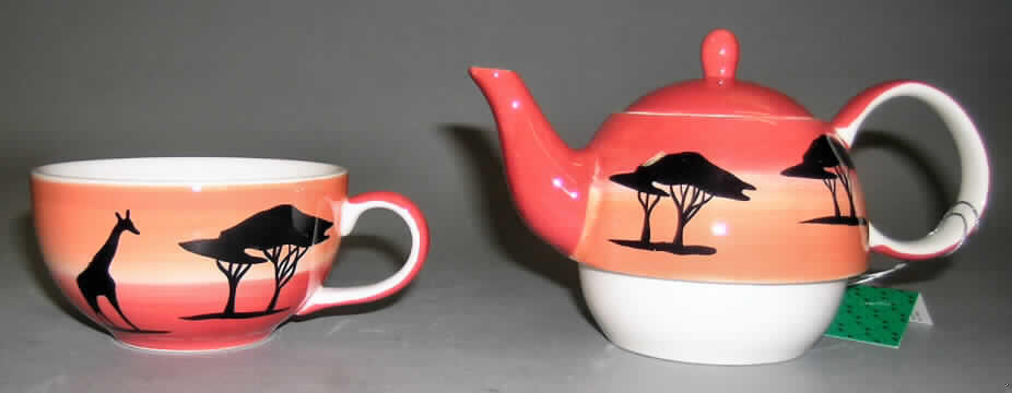 Keramisches Geschirr, sog. "Tea for one Set Africa", Art.-Nr. 834591, siehe Foto, bestehend aus 
- einer glasierten, überwiegend rot und orange bemalten Teekanne mit abnehmbarem Deckel 
  und einem Henkel, 
- - mit einem Durchmesser von ca. 11 cm und einer Höhe (mit Deckel) von ca. 11,5 cm, 
- - im unteren Bereich passgenau zum Einstellen in die Teetasse gearbeitet, 
- einer glasierten, überwiegend rot und orange bemalten Tasse mit Henkel, 
- - mit einem Durchmesser von ca. 11 cm (oben) und einer Höhe von ca. 6 cm, 
- einem glasierten, rot bemalten (Oberseite) Unterteller (passgenau für die Tasse), 
- - mit einem Durchmesser von ca. 17,8 cm und einer Höhe von ca. 2,3 cm, 
- keramische Erzeugnisse, nach der Formgebung gebrannt, tonmineralhaltiges Material 
  enthaltend, 
- nach dem Ergebnis der augenscheinlichen Untersuchung handelt es sich um Steinzeug 
  (weißer Scherben, teilweise verglast, nicht ritzbar, nicht lichtdurchlässig, nicht an der Zunge 
  haftend, inhomogene Bestandteile mit dem bloßen Auge nicht wahrnehmbar), 
- Geschirr zur Verwendung als Gegenstand zum Tisch- und Küchengebrauch.