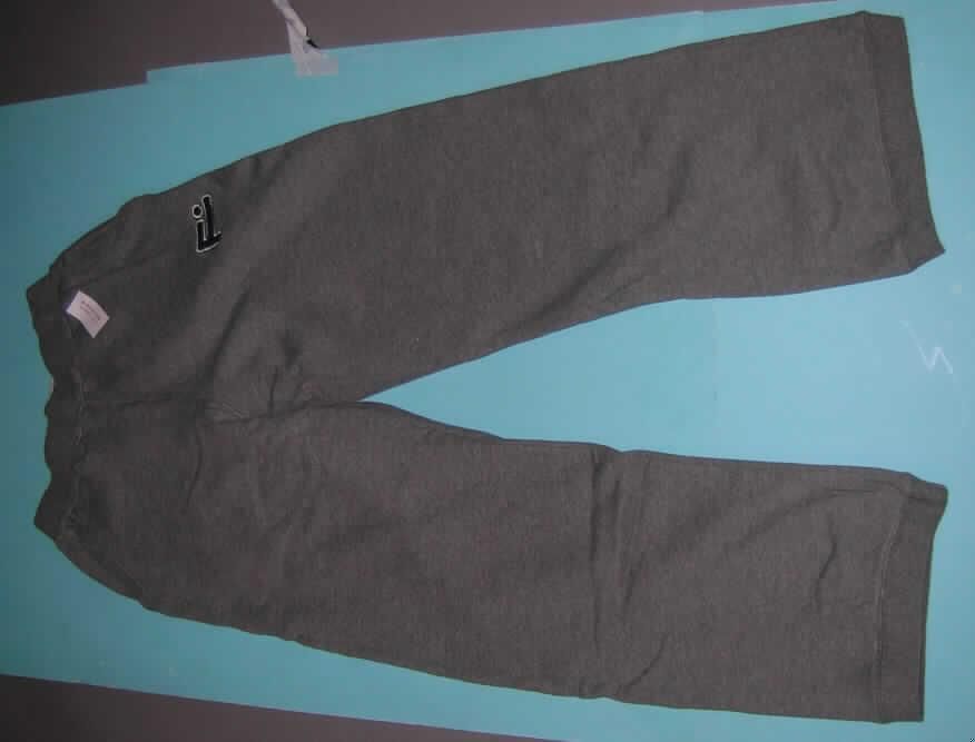 Lange Hose, sog. Basic-Sweathose, Artikel 596-744, Größe 164/170 M, siehe Foto,
- aus 2 mm dicken, melierten Gewirken aus lt. Antrag 70 % Baumwolle und 30 % Polyester
  (synthetische Chemiefasern),
- in der Taille abschließend mit einem elastischen Taillenbund mit Zugkordel,
- ohne Öffnung und ohne Verschluss, 
- ohne Merkmale, die auf einen bestimmten Trägerkreis hinweisen (unisex),
- mit zwei eingesetzten Seitentaschen,
- mit langen Hosenbeinen,
- an den Beinabschlüssen mit verengenden Bündchen.