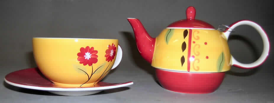 Keramisches Geschirr, sog. "Tea for one Set Danja", Art.-Nr. 83226, siehe Foto, bestehend aus 
- einer glasierten, überwiegend rot und gelb bemalten Teekanne mit abnehmbarem Deckel 
  und einem Henkel, 
- - mit einem Durchmesser von ca. 11 cm und einer Höhe (mit Deckel) von ca. 11,5 cm, 
- - im unteren Bereich passgenau zum Einstellen in die Teetasse gearbeitet, 
- einer glasierten, überwiegend gelb bemalten Tasse mit Henkel (verziert mit floralem Motiv), 
- - mit einem Durchmesser von ca. 11 cm (oben) und einer Höhe von ca. 6 cm, 
- einem glasierten, überwiegend rot bemalten Unterteller (passgenau für die Tasse), 
- - mit einem Durchmesser von ca. 17,8 cm und einer Höhe von ca. 2,3 cm, 
- keramische Erzeugnisse, nach der Formgebung gebrannt, tonmineralhaltiges Material 
  enthaltend, 
- nach dem Ergebnis der augenscheinlichen Untersuchung handelt es sich um Steinzeug 
  (weißer Scherben, teilweise verglast, nicht ritzbar, nicht lichtdurchlässig, nicht an der Zunge 
  haftend, inhomogene Bestandteile mit dem bloßen Auge nicht wahrnehmbar), 
- Geschirr zur Verwendung als Gegenstand zum Tisch- und Küchengebrauch.