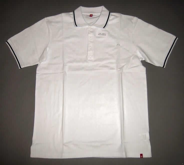 Hemd für Knaben, sog. Poloshirt Jungs, Artikel 596-763, Größe 164/170 M, siehe Foto,
- aus 0,8 mm dicken, einfarbigen Gewirken aus lt. Antrag 100 % Baumwolle; mit
  durchschnittlich mehr als 10 Maschen je linearen Zentimeter in jeder Richtung,
- über die Taille reichend (Rückenlänge: 65 cm),
- mit einem gerippten Umlegekragen,
- vorn mit einer nicht durchgehenden Öffnung mit Knopfverschluss von links über rechts
  (Knabenkleidung),
- mit kurzen Ärmeln mit gerippten Abschlüssen,
- am unteren Rand gesäumt.