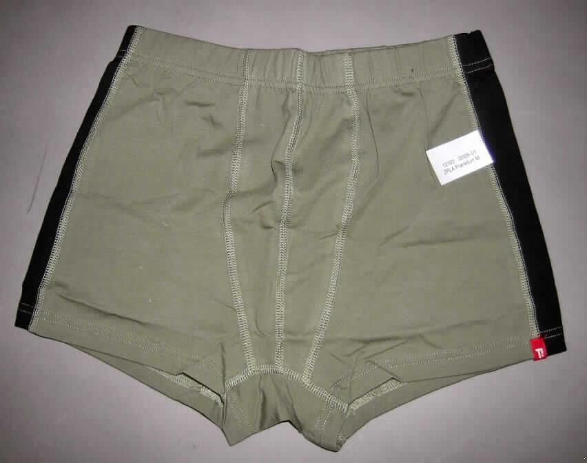 Unterhose für Knaben, sog. Short Jungs, Artikel 596-750, Größe 164/170 M, siehe Foto,
- aus 0,7 mm dicken, einfarbigen Gewirken aus lt. Antrag 95 % Baumwolle und 5 % Elastan
  (Elastomergarn; Chemiefasern),
- aufgrund des anatomischen Schnitts und der Verarbeitung als Knabenkleidung erkennbar,
- in der Taille abschließend, mit einem elastischen Taillenbund, 
- ohne Öffnung und ohne Verschluss,
- als Slip ohne Eingriff gearbeitet,
- an den Beinabschlüssen gesäumt.