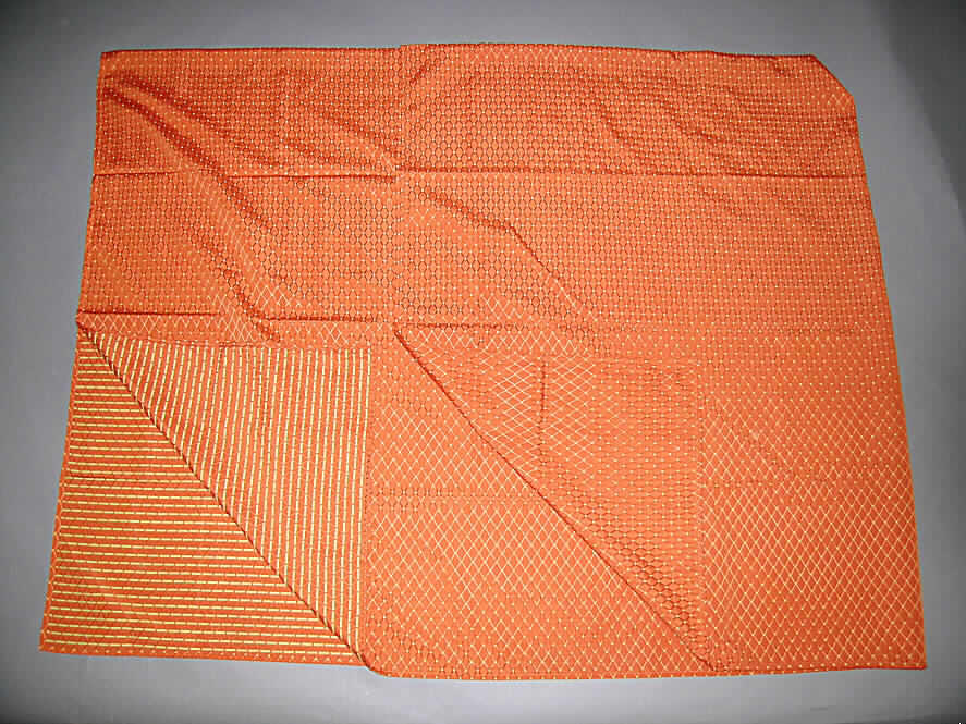 Andere Ware zur Innenausstattung, sog. Sofaüberwurf, Art. 809600 A, siehe Abbildung;
- aus 0,7 mm dicken, musterbildend buntgewebten Geweben aus lt. Antrag 65% Polyester
  (synth. Chemiefasern) und 35% Baumwolle,
- rechteckig, in den Abmessungen: 240 cm x 250 cm,
- an den Rändern durch Säumen konfektioniert,
- kennzeichnet sich insbesondere aufgrund der Abmessungen und der Materialbeschaffen-
  heit als Bett- oder Sofaüberwurf, damit keine Decke der Position 6301.