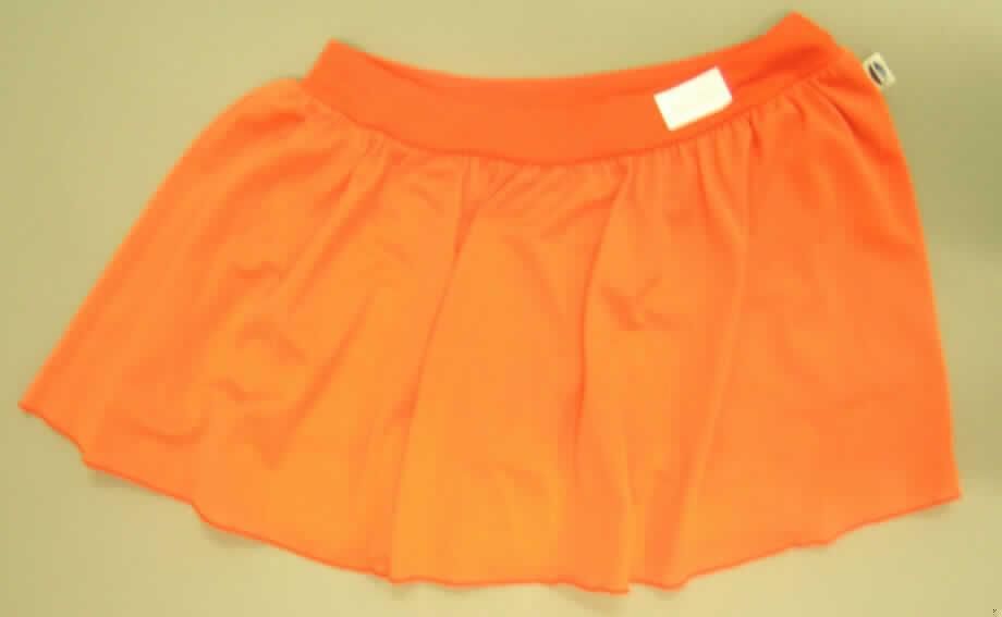 Rock für Frauen, sog. Skirt, Größe L, siehe Foto,
- aus 0,7 mm dicken, einfarbigen Gewirken aus laut Antrag 100% Polyester (synthetische
  Chemiefasern),
- über den Schritt reichend (Seitenlänge: 39 cm),
- in der Taille abschließend, mit einem elastischen Taillenbund und Kordelzug,
- ohne Öffnung und ohne Verschluss, 
- innen am Bund ist eine kurze Hose aus Gewirken dauerhaft angenäht, die kürzer gearbeitet
  ist als der Rock, so dass die Hosenbeine nicht zu sehen sind; nach dem Schnitt und dem
  Gesamteindruck handelt es sich um einen Rock, somit keine kurze Hose,
- ungefüttert,
- am unteren Rand gesäumt.