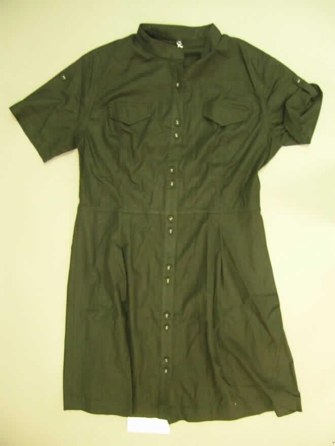 Kleid für Frauen, Artikel 173600, Größe 44, siehe Foto,
- aus 0,6 mm dicken, einfarbigen Geweben aus laut Antrag 55% Leinen (Flachs;
  pflanzlicher Spinnstoff), 42% Viskose (künstliche Chemiefasern) und 3% Spandex
  (synthetische Chemiefasern),
- über den halben Oberschenkel reichend (Rückenlänge: ca. 100 cm), 
- mit einem Stehkragen,
- vorn mit einer durchgehenden Öffnung mit einem schrittbedeckenden Knopfverschluss
  von rechts über links,
- mit kurzen Ärmeln; mit einem innen angebrachten Verschlussriegel zum Fixieren der
  umgeschlagenen Ärmel,
- in Brusthöhe mit zwei Blindpatten,
- am unteren Rand gesäumt,
- nicht nach dem Batik-Verfahren handbedruckt,
- kann aufgrund der Länge ohne ein weiteres, den Unterkörper bedeckendes Kleidungs-
  stück getragen werden, kennzeichnet sich somit als Kleid.