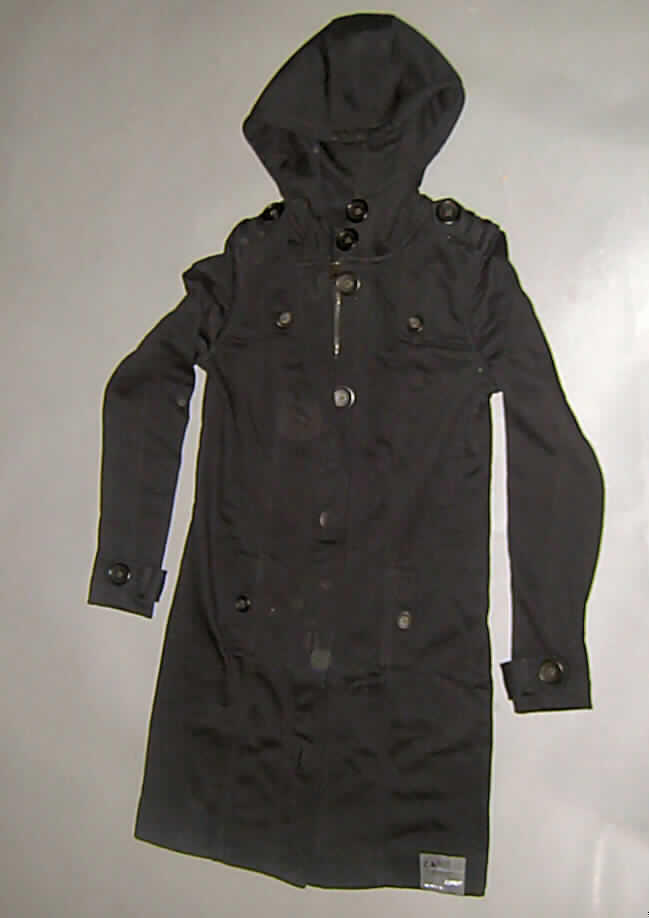 Mantel für Frauen, sog. Ami long Cardigan, Größe S, siehe beigefügtes Foto,
- aus 1,6 mm dicken, einfarbigen Gewirken aus lt. Antrag 90% Baumwolle und 10% Polyester
  (synthetische Chemiefasern); ungefüttert,
- über die Mitte der Oberschenkel reichend (Rückenlänge: 86 cm), 
- mit einer gefütterten Kapuze, 
- vorn mit einer durchgehenden Öffnung mit Reißverschluss und Patte mit Knopfverschluss von
  rechts über links (Frauenkleidung),  
- mit langen Ärmeln mit geknöpften Riegeln an den Ärmelenden,
- mit zwei eingesetzten Taschen mit Knopfverschluss unterhalb der Taille,
- mit geknöpften Schulterklappen sowie vorne mit Schulterkoller auf beiden Seiten,
- hinten, in Höhe der Taille mit einem angenähten Riegel mit Zierknöpfen,
- hinten mit einem ca. 21 cm hoch reichenden Gehschlitz,
- am unteren Rand durch Umschlagen und Festnähen gesäumt,
- wird als äußerstes Kleidungsstück über jeder anderen Kleidung getragen und bietet Schutz 
  gegen das Wetter; erfüllt aufgrund der Länge die Voraussetzungen zur Einreihung als 
  Mantel.