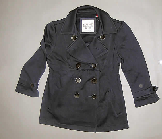 Jacke für Frauen, sog. Ami A-Line Blazer, Größe M, siehe beigefügtes Foto,
- aus 1,5 mm dicken, einfarbigen Gewirken aus lt. Antrag 90% Baumwolle und 10% Polyester
  (synthetische Chemiefasern),
- nicht gefüttert,
- über die Taille reichend (Rückenlänge: 60 cm),
- mit Reverskragen,
- vorn mit einer durchgehenden Öffnung mit einem zweireihigen Knopfverschluss von rechts über 
  links (Frauenkleidung)
- mit langen Ärmeln, mit geknöpften Riegeln an den Ärmelenden,
- mit zwei eingesetzten Taschen unterhalb der Taille (u.a. somit kein Kleidungsstück der
  Position 6106),
- im Rückenteil, in Höhe des oberen Drittels leicht gerafft,  
- am unteren Rand durch Umschlagen und Festnähen gesäumt,
- kennzeichnet sich aufgrund des allgemeinen Aussehens, der Ausstattung (zweireihiger
  Knopfverschluss mit breitem Untertritt) und des Materials als Jacke der Position 6104
  (somit keine Strickjacke der Position 6110),
- wird nicht als äußerstes Kleidungsstück über jeder anderen Kleidung getragen (somit kein
  Kleidungsstück der Position 6102).