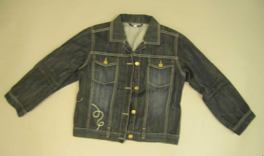 Jacke für Mädchen, sog. Jeansjacke Öko Mädchen, Artikel 597-042, Größe 158, siehe Foto,
- aus 0,9 mm dicken, buntgewebten, köperbindigen Geweben (Denim) aus laut Antrag 100% 
  Baumwolle; mit einem Reverskragen,
- vorn mit einer durchgehenden Öffnung mit Knopfverschluss von rechts über links reichend 
  (Mädchenkleidung); mit aufgestickten Verzierungen,
- über die Taille, aber nicht über die Mitte der Oberschenkel reichend (Rückenlänge: 53 cm), 
- mit langen Ärmeln, mit manschettenähnlichen Abschlüssen,
- mit zwei eingesetzten Brusttaschen mit Patte mit Knopfverschluss,
- nicht gefüttert; in neun Bahnen gearbeitet, weist aufgrund des Schnitts und des Materials
  eine gewisse Formfestigkeit auf (somit keine Hemdbluse),
- am unteren Rand durch Umschlagen und Festnähen gesäumt,
- wird aufgrund des körpernahen Schnitts, der Ausstattung und des Materials nicht als
  äußerstes Kleidungsstück über jeder anderen Kleidung zum Schutz gegen das Wetter
  getragen (damit keine Kleidung der Position 6202).