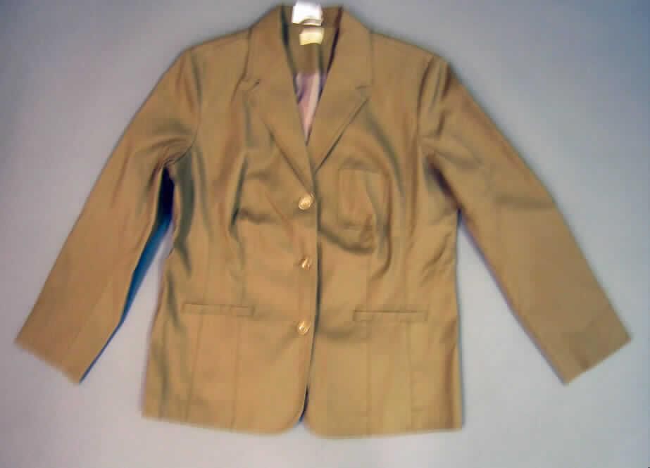 Jacke für Frauen, sog. Blazer Businessline Art 597-165, Größe 46, siehe Foto,
- aus 0,5 mm dicken, einfarbigen Geweben aus laut Antrag 100 % Baumwolle
- leicht gefüttert,
- über den Schritt reichend (Rückenlänge: 71 cm),
- mit einem halsfernen Reverskragen; mit einer aufgesetzten Brusttasche,
- vorn mit einer durchgehenden Öffnung mit Knopfverschluss (drei Knöpfe) von rechts über 
  links (Frauenkleidung),
- mit zwei eingesetzten, offenen Taschen unterhalb der Taille (somit u.a. keine Hemdbluse),
- mit langen Ärmeln,  
- in acht Bahnen gearbeitet, kennzeichnet sich nach dem Material und der Ausstattung als  Jacke,
- am unteren Rand gesäumt, 
- wird üblicherweise nicht als äußerstes Kleidungsstück über jeder anderen Kleidung
  getragen und bietet keinen Wetterschutz (somit kein Kleidungsstück der Position 6202).