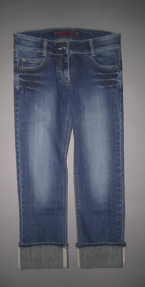 Lange Hose für Mädchen, sog. Jeans mit Umschlag (Artikel Nr. 597-491), Größe 140, siehe Foto,
- aus 0,9 mm dicken, buntgewebten, köperbindigen Geweben (Denim) aus laut Antrag 98% Baumwolle und
  2% Elastan (Elastomergarn aus synth. Chemiefasern),
- in der Taille abschließend mit einem teilelastischen Taillenbund mit Gürtelschlaufen,
- vorn mit einer Öffnung mit Reißverschluss und Patte von rechts über links
  (Mädchenkleidung), mit Knopfverschluss im Bund,
- in der Art einer Five-Pocket-Jeans geschnitten; vorn mit zwei eingesetzten Taschen und
  einer aufgesetzten, kleinen Tasche, sowie mit zwei aufgesetzten Gesäßtaschen,
- mit langen Hosenbeinen, an den Beinabschlüssen mit einem 8 cm breiten, nicht fixierten,
  gesäumten Umschlag.