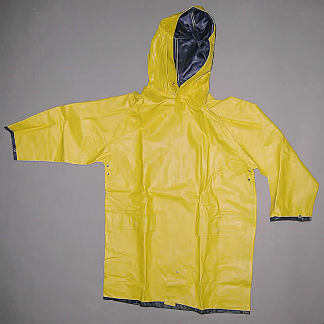Mantel aus Geweben der Pos 5903, für Männer, sog. Regenmantel, Größe 46,
siehe Foto,
- aus einem 0,5 mm dicken, einfarbigen, einseitig (Außenseite bzw. Innenseite) 
  mit Kunststoff (lt. Antrag PVC (Polyvinylchlorid); kein Zellkunststoff) überzogenen 
  Geweben der Pos. 5903,
- über den halben Oberschenkel reichend (Rückenlänge: 93 cm),
- mit einer angenähten Kapuze,
- vorn mit einer durchgehenden Öffnung mit Reißverschluss, mit einer von links
  auf rechts überlappenden Patte (Männerkleidung),
- mit langen Ärmeln, 
- vorn mit zwei aufgesetzten Taschen mit Patten unterhalb der Taille,
- nicht gefüttert,
- am unteren Rand durch Umschlagen und Festnähen gesäumt,
- das Kleidungsstück kann als Wendekleidungsstück von beiden Seiten getragen werden.