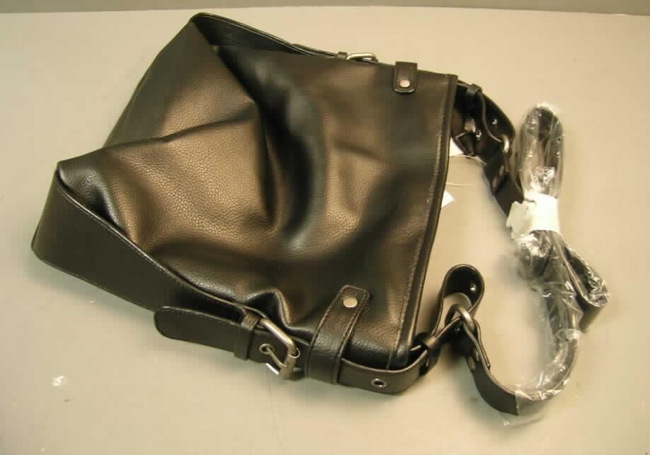 Umhängetasche, sog. Handtasche für Frauen, siehe Foto,
- mit einer Außenseite aus Kunststofffolie (narbenartig) auf einer Unterlage aus Spinnstoffen,
- mit einem mittels Schnallen an den Schmalseiten verstellbaren Schultertragegurt,
- mit einem entlang dem oberen Rand verlaufenden Reißverschluss zu öffnen,
- innen mit zwei aufgenähten Fächern und einem eingesetzten Reißverschlussfach versehen,
- keine Handtasche aufgrund der Größe,
- mit einer Größe von ca. 30 x 28 x 7 cm.