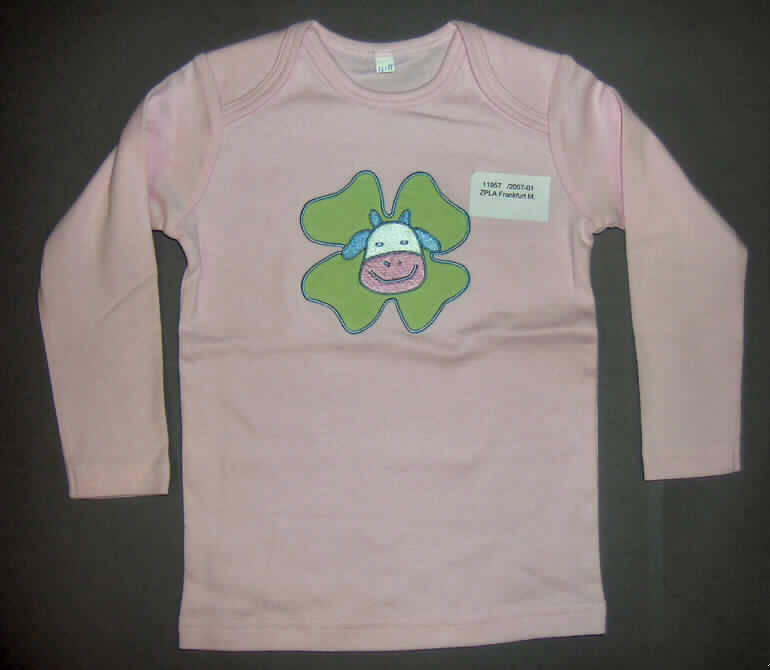 Unterhemd für Kinder, sog. Langarmshirt, Art. 595-278, Größe 92/98, siehe Foto
- aus 0,8 mm dicken, leichten, einfarbigen Gewirken aus lt. Antrag 100 % Baumwolle,
- über den Schritt hinausreichend (Rückenlänge: 41 cm),
- mit einem runden, halsnahen Ausschnitt,
- ohne Öffnung und ohne Verschluss; das Rückenteil ist im Schulterbereich nach vorne 
  verlängert und bildet eine Überlappung ( sog. "amerikanischer Schlupf"),
- mit langen,enganliegenden Ärmeln,
- im Brustbereich mit einer Applikationsstickerei "Kuhkopf mit Kleeblatt",
- am unteren Rand durch Umschlagen und Festnähen gesäumt.