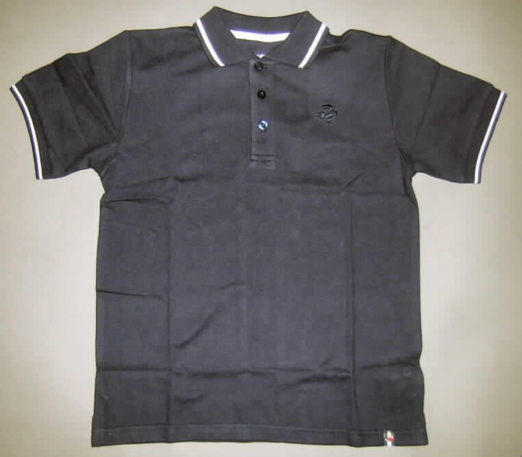 Hemd für Knaben, sog. Polo T-Shirt, Art. 595-520, Größe 128/134, siehe Foto
- aus 0,8 mm dicken, einfarbigen Gewirken aus lt. Antrag 100 % Baumwolle, mit mindestens
  20 Maschen in vertikaler und 9 Maschen in horizontaler Richtung je linearen Zentimeter, 
  damit erfüllt das Kleidungsstück aufgrund des Schnitts, der Art und der Maschenzahl des 
  Gewirkes die Anforderungen zur Einreihung als Hemd,
- über die Taille reichend (Rückenlänge: 54 cm), 
- mit einem halsnahen, gerippten, buntgewirkten Umlegekragen,
- vorn mit einer bis zur Brustmitte reichenden Öffnung mit Knopfverschluss von links
  über rechts (Knabenkleidung),
- mit kurzen Ärmeln, mit gerippten, buntgewirkten Abschlüssen,
- in Brusthöhe mit einem aufgestickten Logo (stilisierter Vogel),
- am unteren, geraden Rand durch Umschlagen und Festnähen gesäumt und mit 
  4 cm hoch reichenden Seitenschlitzen ausgestattet.
