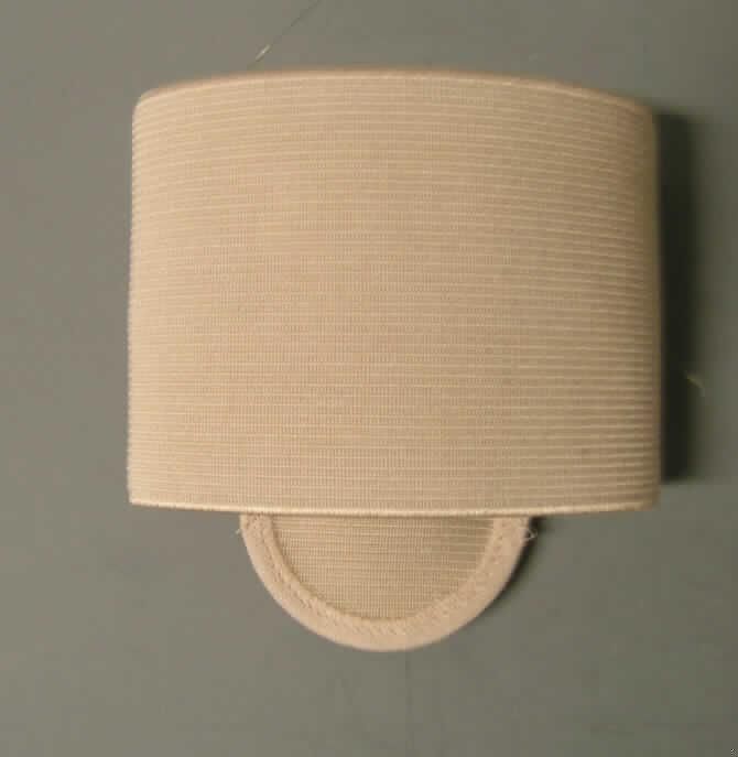 Andere konfektionierte Ware, sog. Spreizfußbandage mit Pelotte, Größe 21, siehe Foto
- aus 1,0 mm dicken, einfarbigen, elastischen Geweben aus Spinnstoffen,
- in den Abmessungen: etwa 6,5 cm breit, für einen Vorderfussumfang bis 21 cm,
- an den Rändern abgepasst gearbeitet,
- schlauchförmig zusammengenäht (damit konfektioniert), 
- mit je einem aufgenähten tropfenförmigen bzw. halbkreisförmigen Zuschnitt, in der Art einer
  Tasche in die eine tropfenförmige, etwa 5,5 cm lange und bis zu 3,5 cm breite Pelotte aus
  Weichkautschuk eingeschoben werden kann,
- die Gewebe sind im Hinblick auf den Umfang und die Verwendung als charakterbestimmend 
  anzusehen,
- die Bandage wird so über den Vorderfuß gezogen, dass die Pelotte auf der Fußsohle liegt
  und in Art einer Stützbandage getragen, die Ware stellt sich somit nicht als Bekleidungszu- 
  behör der Position 6217 dar,
- nach Materialbeschaffenheit und Ausstattung keine orthopädische Vorrichtung der Position 
  9021, da sich die Stützfunktion ausschließlich aus der Elastizität der Spinnstoffe herleitet, 
  die Pelotte keinerlei orthopädische Stützfunktion ausübt und die Bandage nicht den Voraus- 
  setzungen der Anmerkung 6 zum Kapitel 90 entspricht.