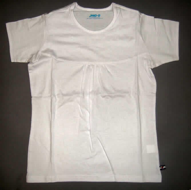 T-Shirt, sog. Mädchen-T-Shirt, Art. 595-585, Größe 152/158, siehe Foto
- aus 0,5 mm dicken, somit leichten, einfarbigen Gewirken aus lt. Antrag 100 % Baumwolle,
- über die Taille reichend (Rückenlänge: 56 cm),
- mit einem runden, halsnahen Ausschnitt, mit Randeinfassung,
- ohne Öffnung und ohne Verschluss,
- mit kurzen, enganliegenden Ärmeln,
- im Brustbereich leicht gerafft gearbeitet,
- am unteren, geraden Rand durch Umschlagen und Festnähen gesäumt.