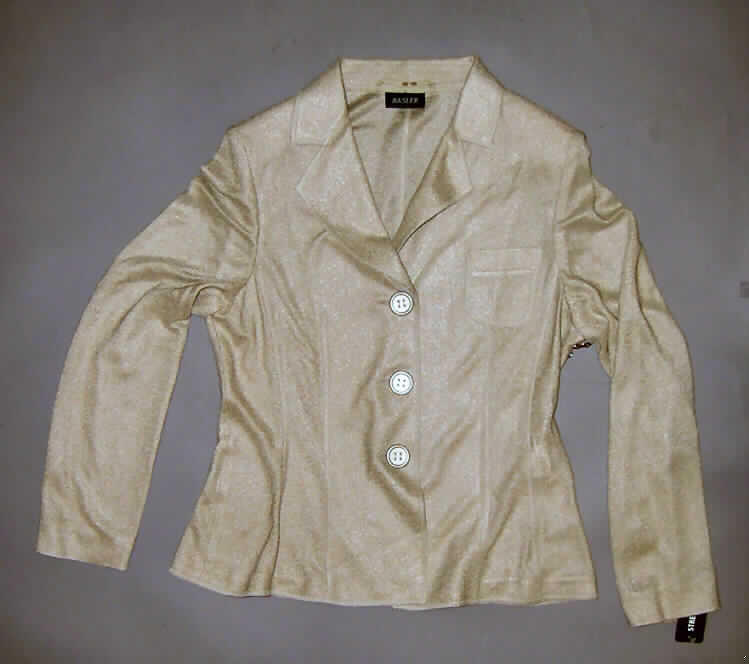 Hemdbluse für Frauen, sog. Damenjacke (Modell 248004), in Größe 38, siehe Foto,
- aus 1,0 mm dicken, leichten, einfarbigen Kuliergewirken aus laut Antrag 100 % Viskose
  (Chemierfasern),
- laut Untersuchungsergebnis mit 9 Maschen in horizontaler und 16 Maschen in vertikaler
  Richtung je linearen Zentimeter,
- über die Taille reichend (Rückenlänge: 63 cm),
- mit einem V-förmigen Ausschnitt mit einem Reverskragen,
- vorn mit durchgehender Öffnung mit Knopfverschluss von rechts über links (Frauenkleidung),
- mit langen, an den Enden gesäumten Ärmeln,
- ungefüttert; mit einer offenen Brusttasche,
- am unteren Rand gesäumt,
- in Längsbahnen körpernah gearbeitet, jedoch ohne Formfestigkeit; keine Jacke der Position 
  6104,
- den Hemden für Männer entsprechend zugeschnitten,
- erfüllt aufgrund der Art, der Dicke und der Maschenzahl des Gewirkes die Bedingungen 
  zur Einreihung als Hemdbluse; somit u.a. kein Kleidungsstück der Position 6110.