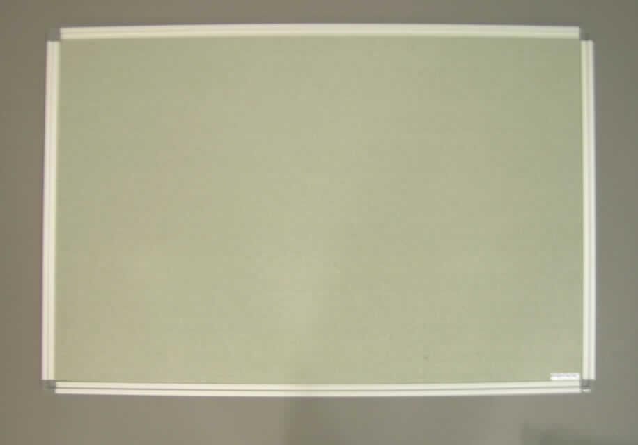 Warenzusammenstellung, bestehend aus einer Pinnwand (Ware zur Innenausstattung), Pinnwandstiften und Befestigungsmaterial, sog Textiltafel mit Alu-Rahmen (Art. 14900 01), siehe Foto,
- gemeinsam für den Einzelverkauf aufgemacht und zur Befriedigung eines speziellen Bedarfs zusammengestellt,
- Ware zur Innenausstattung (Pinnwand):
-- in Form einer rechteckigen Tafel, in den Abmessungen 90 cm x 60 cm,
-- bestehend aus einer mehrlagigen Platte mit
   --- einer Schauseite aus Spinnstoffgeweben aus lt. Antrag 100% Polyester (synthetische Chemiefasern),
   --- einer dünnen Lage aus Presskork,
   --- einer Lage aus Wellpappe und
   --- einer Rückseite aus unedlem Metall,
-- mit einem Rahmen aus Aluminiumprofilen,
-- durch Zusammenfügen konfektioniert,
-- das Spinnstoffgewebe ermöglicht ein mehrfaches Einstecken und Halten der Nadeln ohne Beschädigung 
   der Pinnwand und bestimmt somit im Hinblick auf den Verwendungszweck den Charakter der Ware,
- 4 Pinnnwandstifte:
-- ca. 2 cm lang,
-- mit zugespitztem Schaft aus Stahl und annähernd zylindrischem Kopf aus Kunststoff,
- Befestigungsmaterial:
-- bestehend aus einem der Pinnwand entsprechenden Sortiment aus Haken und Schrauben aus 
   unedlem Metall und Dübeln aus Kunststoff,
- im Hinblick auf Umfang und Verwendungszweck bestimmt die Ware zur Innenausstattung (Pinnwand) 
  den Charakter der Warenzusammenstellung,
- wird üblicherweise an der Wand befestigt und ist nicht dazu bestimmt, auf den Boden gestellt zu werden, 
  somit kein Möbel der Position 9403.
