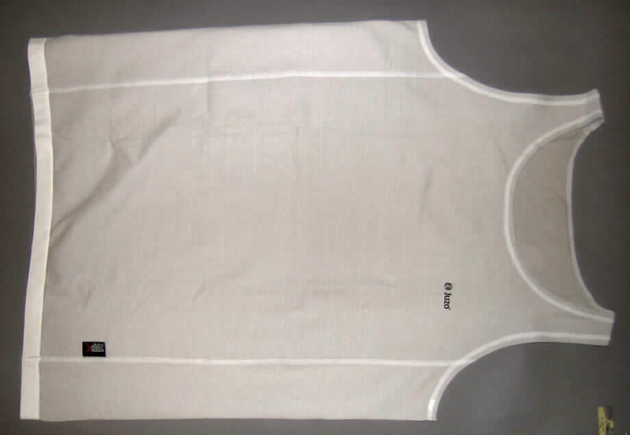 Unterhemd, sog. SkinProtect Silver-Achselshirt, Art. 6105, Größe M, siehe Abbildung;
- aus 0,7 mm dicken (somit leichten), buntgewirkten Gewirken aus laut Antrag und Unter-
  suchungsergebnis 67% Polyamid und 15% Elasthan (Elastomergarn; beides Chemiefasern)
  und 18% Metallgarn der Position 5605 (sog. Silberfaser X-Static),
- über die Taille reichend (Rückenlänge: 70 cm),
- ärmellos,
- ohne Öffnung und ohne Verschluss,
- wird unmittelbar auf der Haut getragen, soll bei Personen mit Hauterkrankungen
  (z.B. Neurodermitis) eine antibakterielle Wirkung erzielen,
- im Brustbereich mit dem Firmennamen bedruckt,
- am unteren Rand mit einem geraden, doppelten abgepasst gewirkten Abschluss,
- kennzeichnet sich aufgrund der Materialbeschaffenheit und Ausstattung als Unterhemd der
  Position 6109.