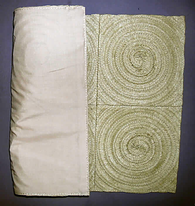 Andere Ware zur Innenausstattung (Platzdeckchen), sog. Platzset, siehe Abbildung;
- auf der Schauseite laut Untersuchungsergebnis aus Geflechten, die spiralartig zu 
  Quadraten zusammengenäht sind; 6 dieser Quadrate wurden zu einem Platzdeckchen 
  zusammengenäht; Gesamtdicke: bis zu 4 mm,
- die zur Herstellung der Geflechte verwendeten Garne sind durch Drehen von gefalteten 
  Papierstreifen um deren Längsachse hergestellt (Papiergarne der Position 5308), somit 
  keine Ware aus Papier des Kapitels 48,
- in rechteckiger Form in den Abmessungen: 50 cm x 35 cm,
- auf der Unterseite mit einem dünnen Gewebe aus Baumwolle abgefüttert,
- durch Zusammennähen konfektioniert,
- die Geflechte aus Papiergarnen (Schauseite) bestimmen nach Umfang und 
  Gesamteindruck den Charakter der Ware,
- die Ware wird insbesondere wegen der Art des Materials der Schauseite üblicherweise 
  nicht gewaschen und kennzeichnet sich aufgrund des Verwendungszwecks und der 
  Ausstattung als andere Ware zur Innenausstattung (somit keine Tischwäsche der 
  Position 6302).