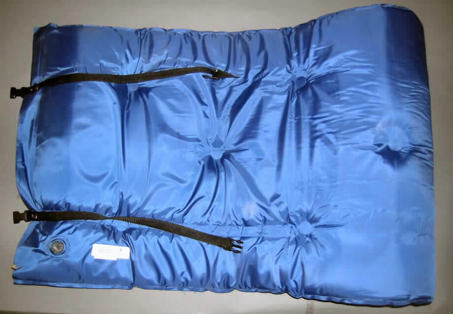 Luftmatratze, sog. Camping Thermo Matte, selbstaufblasbar (Kat. 4403), siehe Foto,
- aus 0,4 mm dicken, strapazierfähigen, einfarbigen, einseitig (Innenseite) mit einer geprägten Zellkunststofffolie
  überzogenen Geweben der Position 5903; die dichten Gewebe der Außenseite dienen nicht nur der 
  Verstärkung des Zellkunststoffs, somit keine Ware des Kapitels 39,
- in den Abmessungen 189 cm x 67 cm,
- durch Zusammennähen konfektioniert,
- mit einer losen Innenlage aus 3,5 cm dickem Schaumkunststoff gepolstert,
- mit einem Kunststoffventil; beim Öffnen des Ventils füllt sich die Matte selbstständig mit Luft,
- an einer kurzen Seite mit zwei angenähten Gewebebändern mit Clipverschluss zum Fixieren der 
  zusammengerollten Matte,
- im Hinblick auf den Umfang und die Verwendung (besonders strapapzierfähiges Gewebe) bestimmen die 
  Gewebe der Position 5903 den Charakter der Ware.