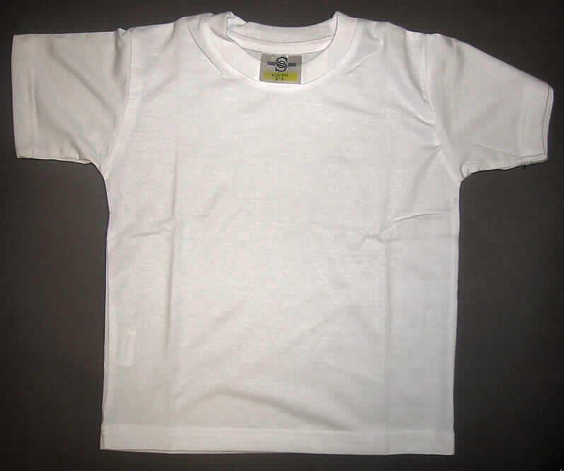 Modisches Unterhemd, sog. Polyester Basic Shirt Kids, Größe 3-4 (entspricht Größe 98-104), 
siehe beigefügte Abbildung,
- aus 0,7 mm dicken, damit leichten, einfarbigen Gewirken aus lt. Antrag 100% Polyester 
  (synthetische Chemiefasern),
- über die Taille reichend (Rückenlänge: 53 cm),
- mit einem runden, halsnahen Ausschnitt, 
- ohne Öffnung und ohne Verschluss,
- mit kurzen, nicht enganliegenden Ärmeln (somit kein T-Shirt),
- an den Ärmelenden und am unteren Rand durch Umschlagen und Festnähen gesäumt.