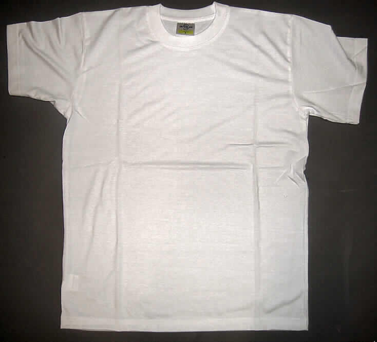 Modisches Unterhemd, sog. Polyester Basic Shirt, Größe M, siehe beigefügte Abbildung,
- aus 0,7 mm dicken, damit leichten, einfarbigen Gewirken aus lt. Antrag 100% Polyester 
  (synthetische Chemiefasern),
- über den Schritt reichend (Rückenlänge: 72 cm),
- mit einem runden, halsnahen Ausschnitt, 
- ohne Öffnung und ohne Verschluss,
- mit kurzen, nicht enganliegenden Ärmeln (somit kein T-Shirt),
- an den Ärmelenden und am unteren Rand durch Umschlagen und Festnähen gesäumt.
