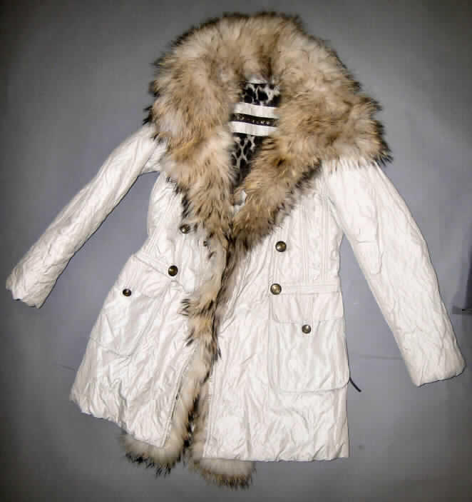 Kleidung aus Pelzfellen, sog. Damenjacke Modell 4353 / 9511, siehe Fotos, 
- Vorder-, Rückseite und Ärmel aus Spinnstoffgeweben,
- mit einem Besatz aus (lt. Antrag) Waschbärfell, der in Form eines großen Kragens, sich 
  nach unten verjüngend, über die Vorderseite verläuft, 
- - Besatz mittels Reißverschlüssen und Druckknöpfen abnehmbar, 
- aufgrund des Umfangs des Pelzfells liegt kein einfacher Besatz vor, 
- mit einer durchgehenden Öffnung auf der Vorderseite mit Knöpfen und Spinnstoffbändern, 
- mit langen Ärmeln, 
- mit zwei aufgesetzten Seitentaschen, 
- Rückenlänge ca. 83 cm.