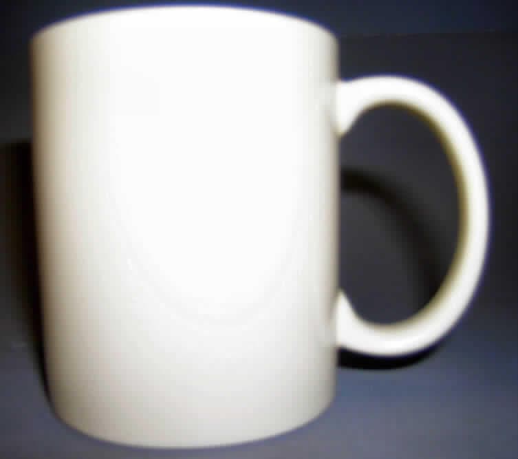 Keramisches Geschirr, sog. Trinkbecher softcolor mug cream, siehe Foto, 
- cremefarben glasierte, becherartige Tasse mit Henkel, 
- mit einem Durchmesser von ca. 8,2 cm und einer Höhe von ca. 9,5 cm, 
- keramisches Erzeugnis, nach der Formgebung gebrannt, tonmineralhaltiges Material 
  enthaltend, 
- nach dem Ergebnis der augenscheinlichen Untersuchung handelt es sich um Steinzeug 
  (grauer Scherben, nicht ritzbar, nicht lichtdurchlässig, nicht an der Zunge haftend, 
  inhomogene Bestandteile mit dem bloßen Auge nicht wahrnehmbar), 
- Geschirr zur Verwendung als Gegenstand zum Tisch- und Küchengebrauch.